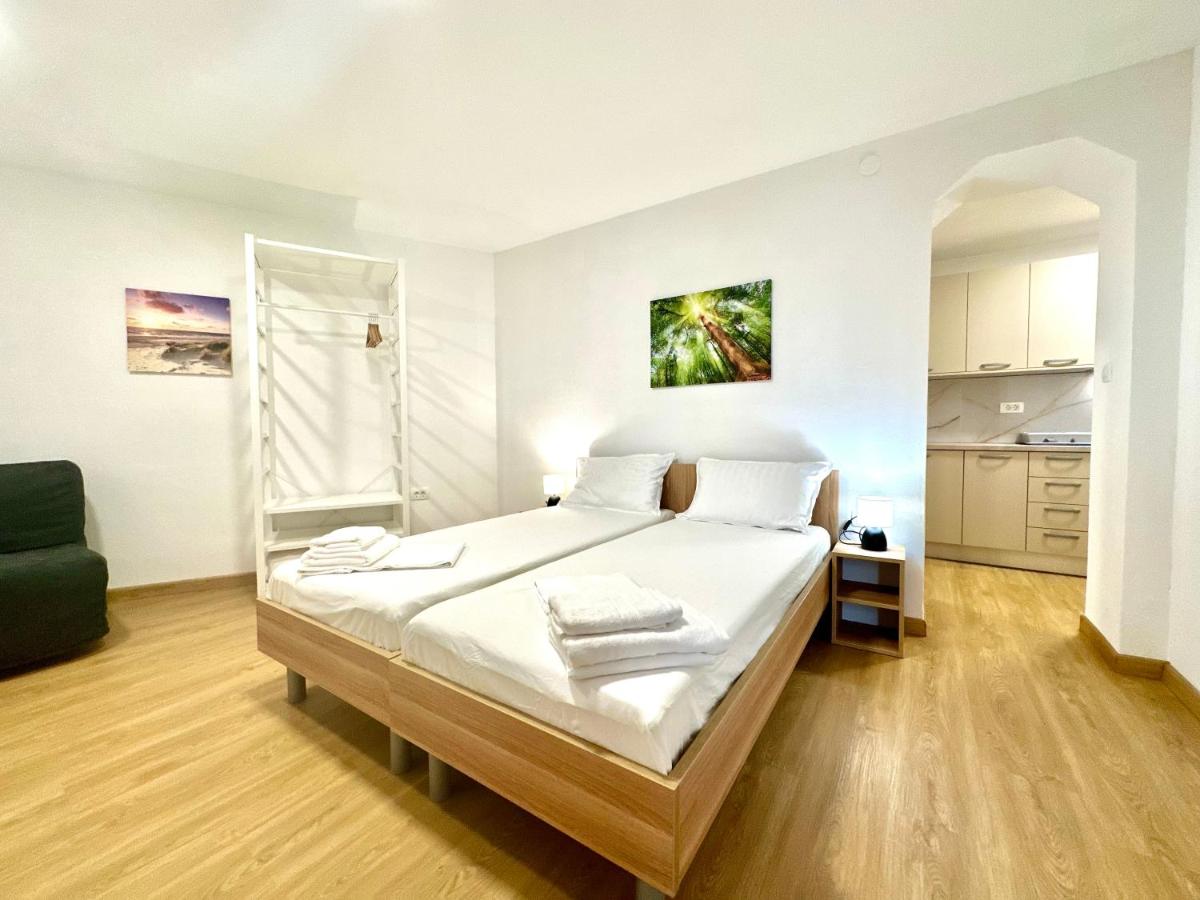Pritlični apartma z dnevnim kotom, kavčem in jedilnim kotom