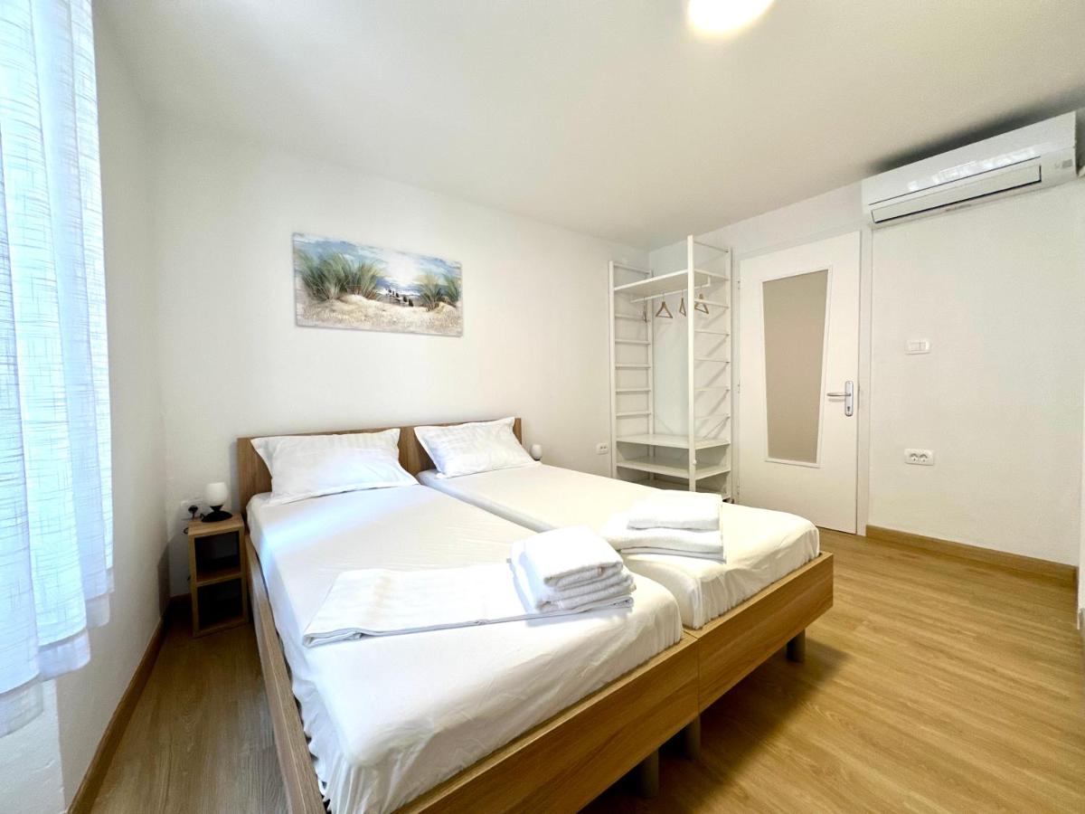 Svetel apartma z zakonsko posteljo